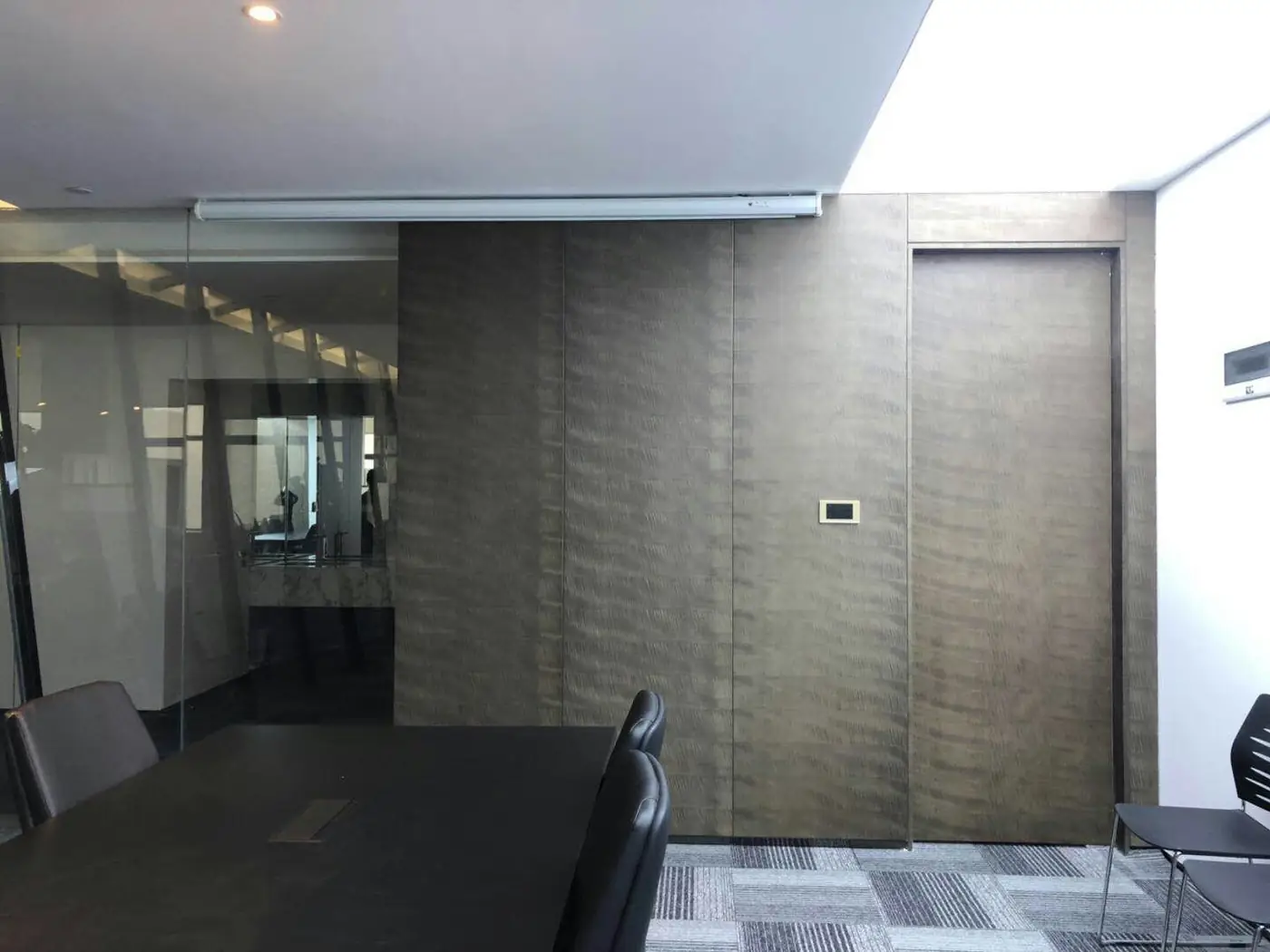 雁塔区华夏建工办公楼1800㎡实木多层贴影木木皮烤漆全屋定制图片4
