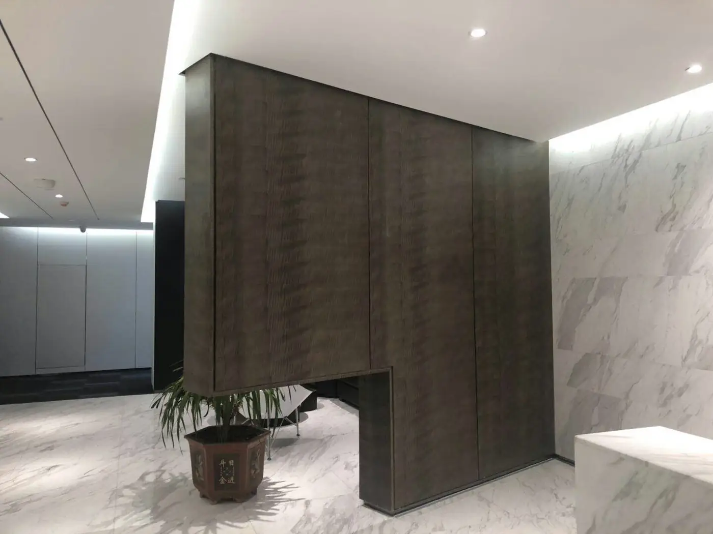 雁塔区华夏建工办公楼1800㎡实木多层贴影木木皮烤漆全屋定制图片5