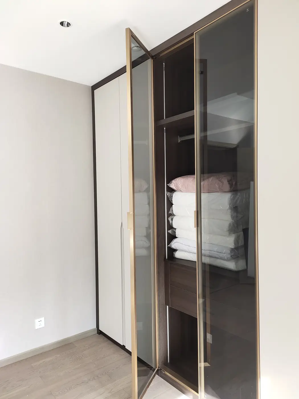 雁塔区鸿基紫韵别墅330㎡实木多层贴皮烤漆现代简约风格全屋定制图片2